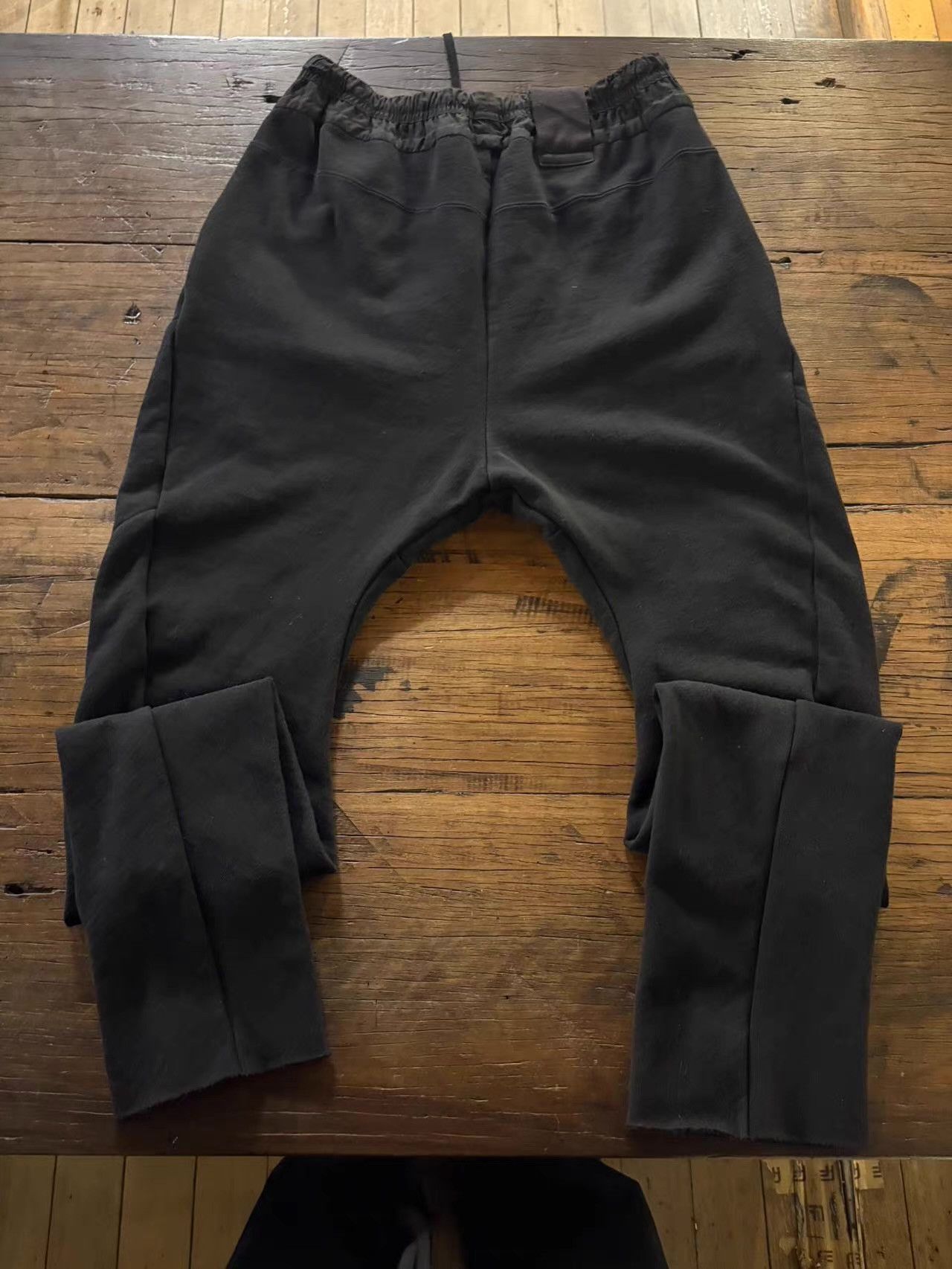Julius JULIUS 16FW Black Draped Sabre Pleated Pants Ｑ25 Size US 32 / EU 48 - 2 Thumbnail