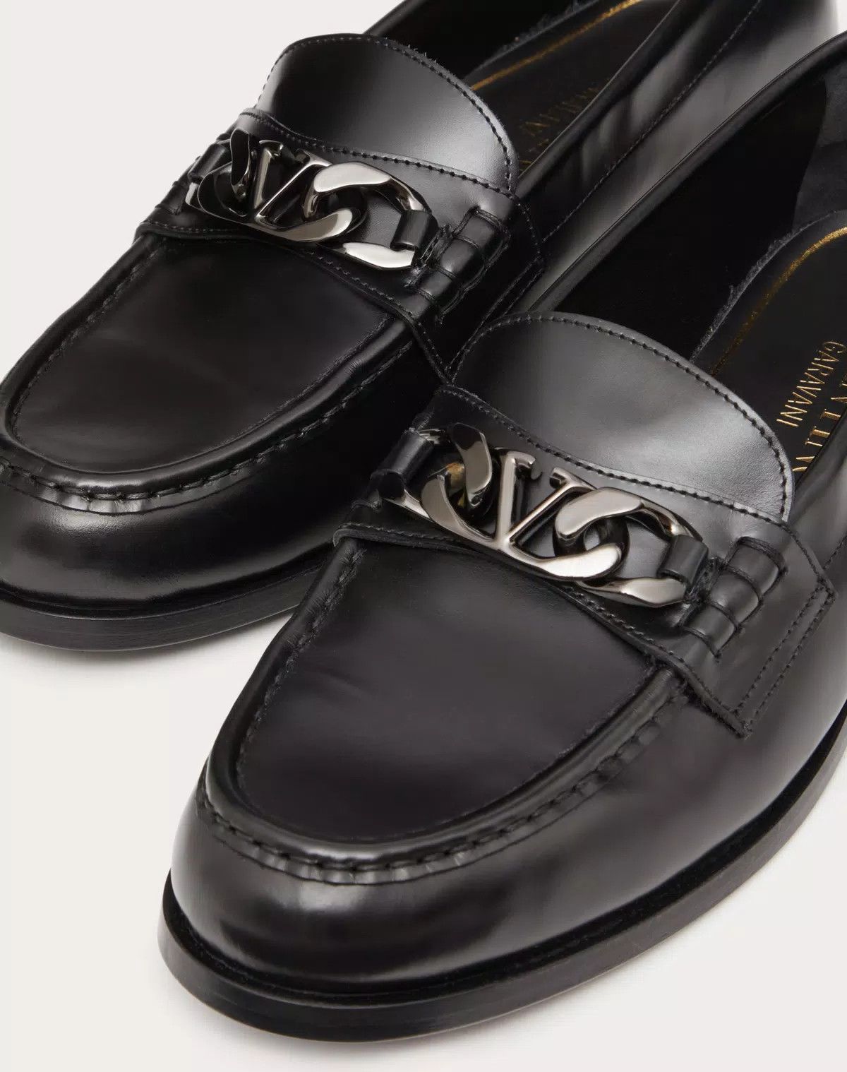 Valentino oc11z0625 Vlogo Chain Calfskin Loafer in Black Size US 7 / EU 40 - 5 Thumbnail