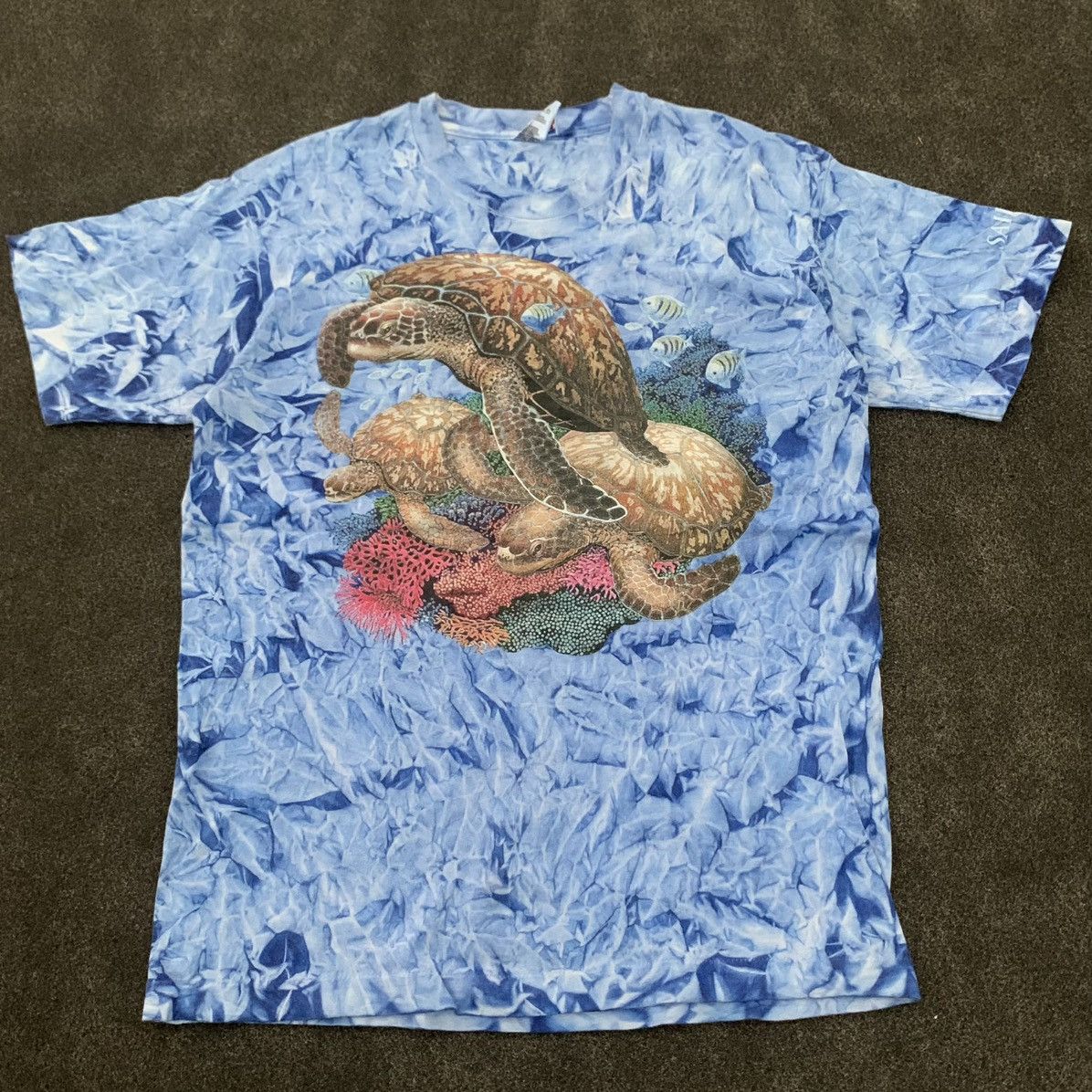 Fruit Of The Loom VINTAGE 90s Sea Turtle & Coral Reef Blue Crinkle Tie-Dye Tee Size US M / EU 48-50 / 2 - 1 Thumbnail