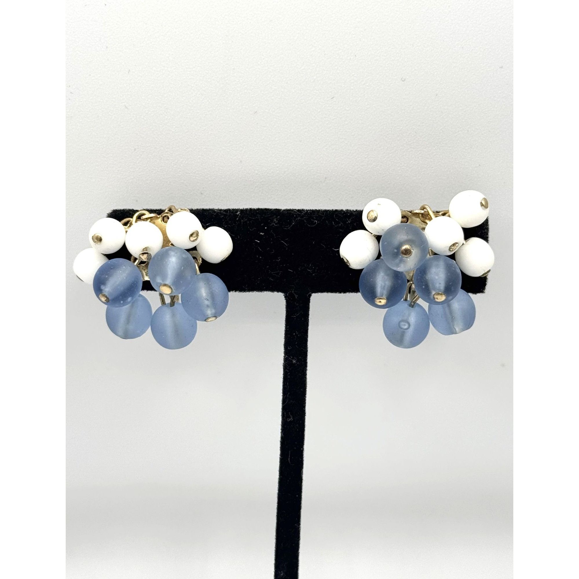 Vintage Vintage Japan blue white milk glass beaded earrings Size ONE SIZE - 1 Thumbnail