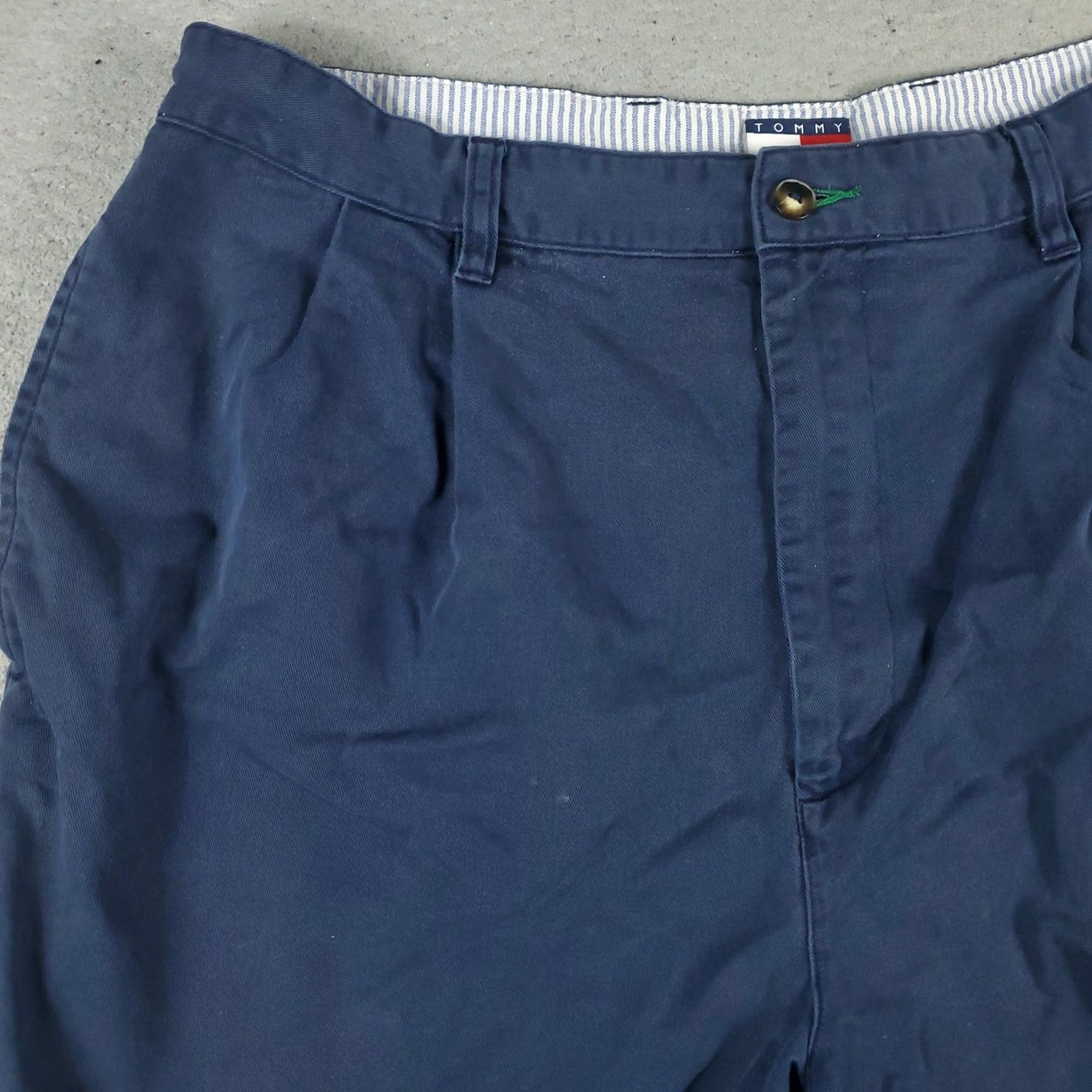 Tommy Hilfiger VINTAGE Tommy Hilfiger Shorts Men Size 36 Blue Chino Pleated Casual Denim Size US 36 / EU 52 - 2 Thumbnail