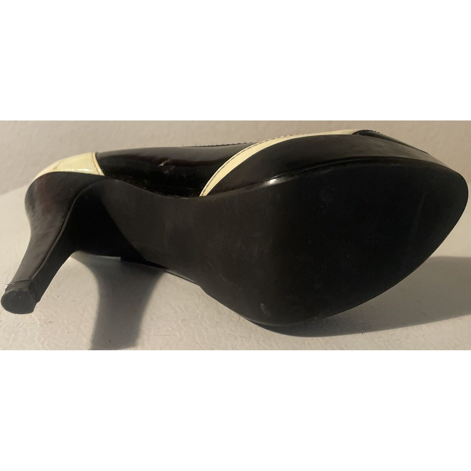 Michael Kors Michael Kors women's Size 7.5 Pressly Cap Toe Pump black & t Size US 7.5 / IT 37.5 - 11 Thumbnail