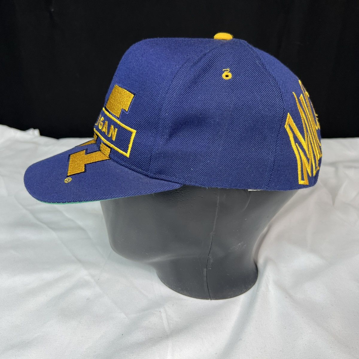 Signatures VINTAGE Signatures University of Michigan BIG LOGO Snapback Size ONE SIZE - 3 Thumbnail