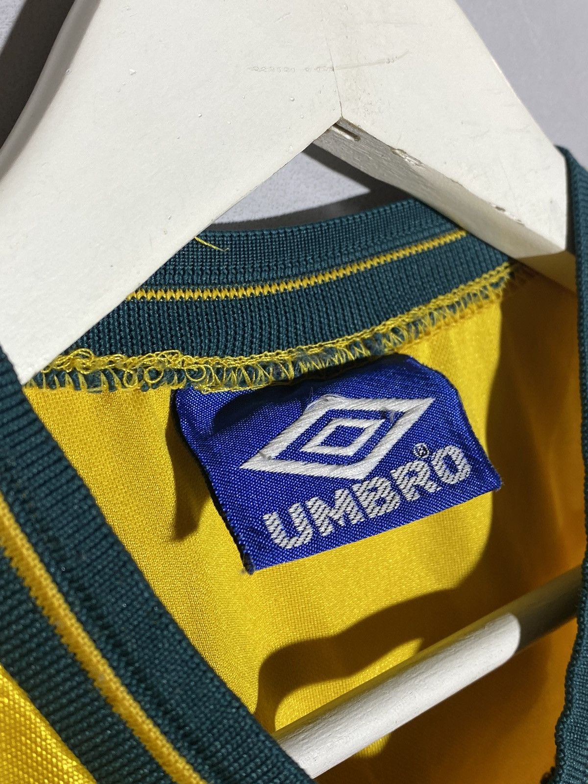 Umbro × Vintage Vintage Umbro Celtic Blokecore Football Shirt Size US M / EU 48-50 / 2 - 14 Thumbnail
