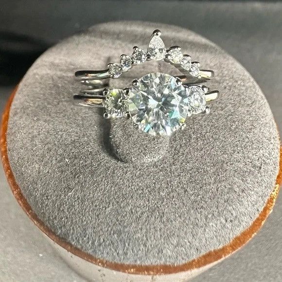 Other 1ct moissanite ring Size ONE SIZE - 1 Thumbnail