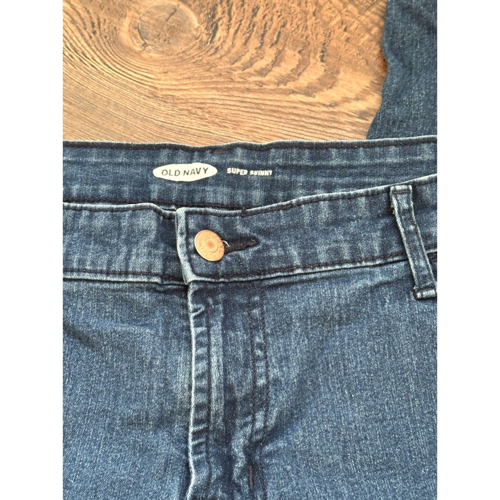 Old Navy WOMEN'S OLD NAVY SUPER SKINNY JEANS SIZE 14 NAVY BLUE MEDIUM WASH Size 36" / US 14 / IT 50 - 2 Thumbnail