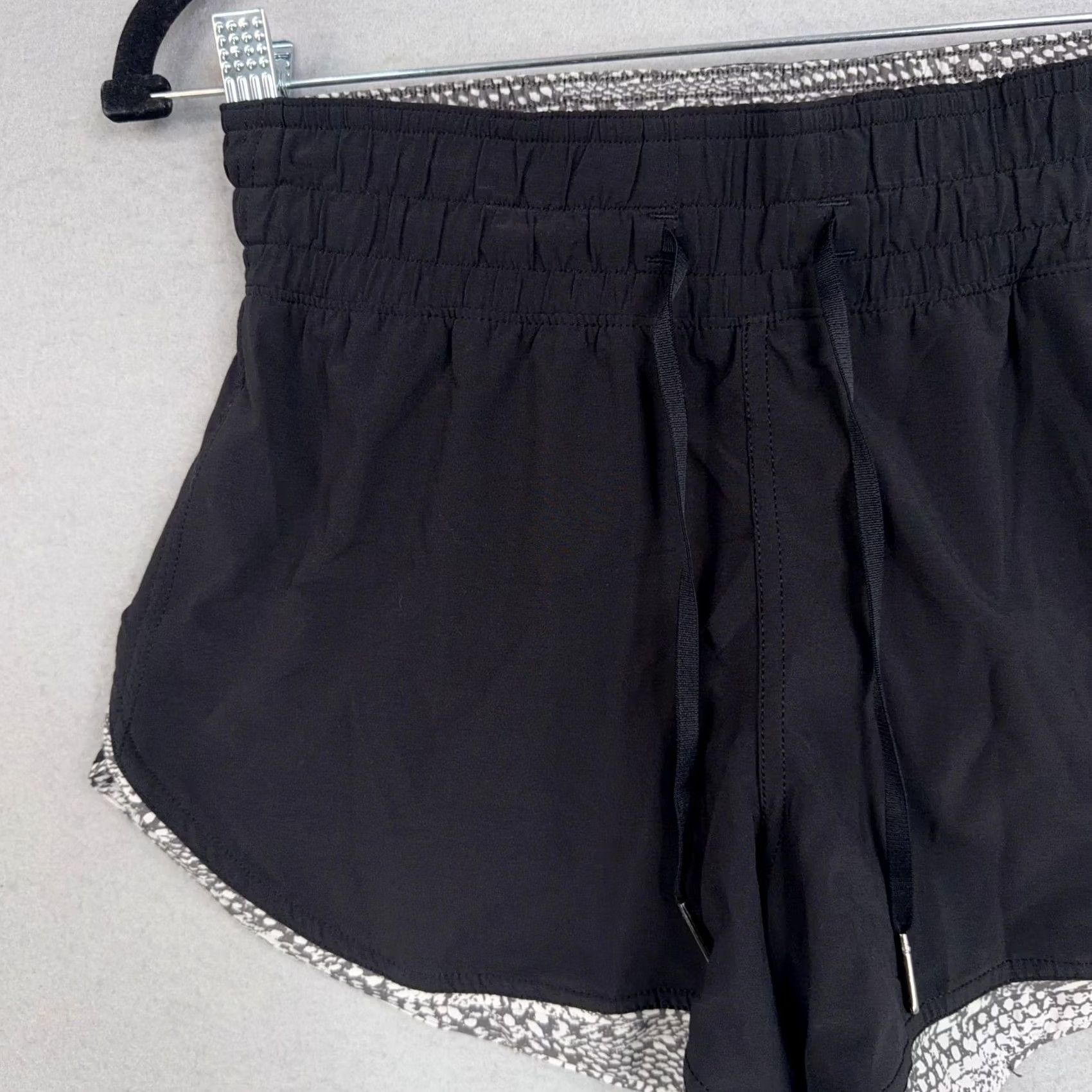 Lululemon VINTAGE Lululemon Shorts Womens 2 Black High Rise Reversible Geometric Running Athletic Size 26" / US 2 / IT 38 - 3 Thumbnail
