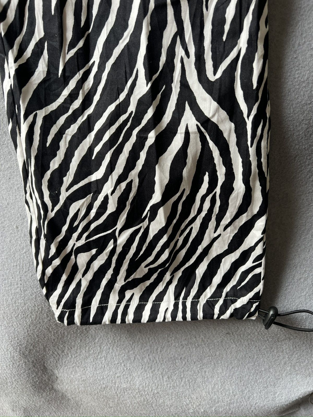 Japanese Brand 419. Zebra Print Short Pants x 1095 x Japanese Brand Size 28" / US 6 / IT 42 - 3 Thumbnail