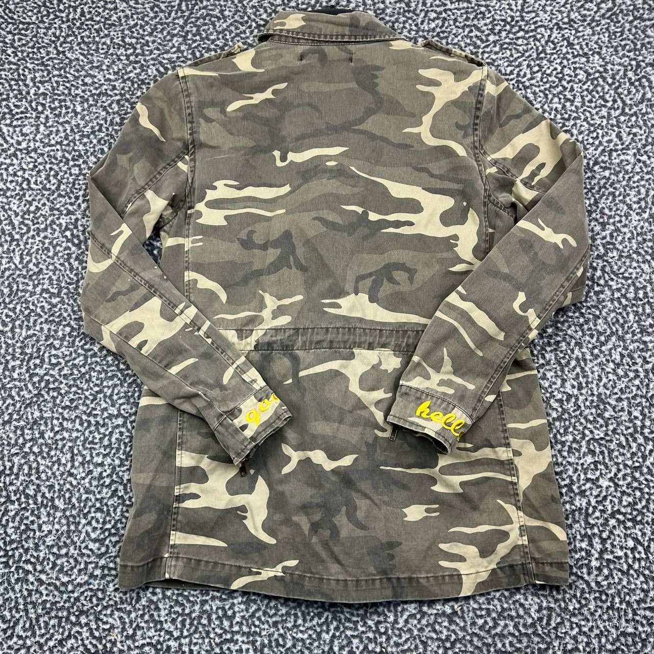 Forever 21 Forever 21 Women Camo Utility Jacket Rose Patch Cotton S Size S / US 4 / IT 40 - 2 Thumbnail