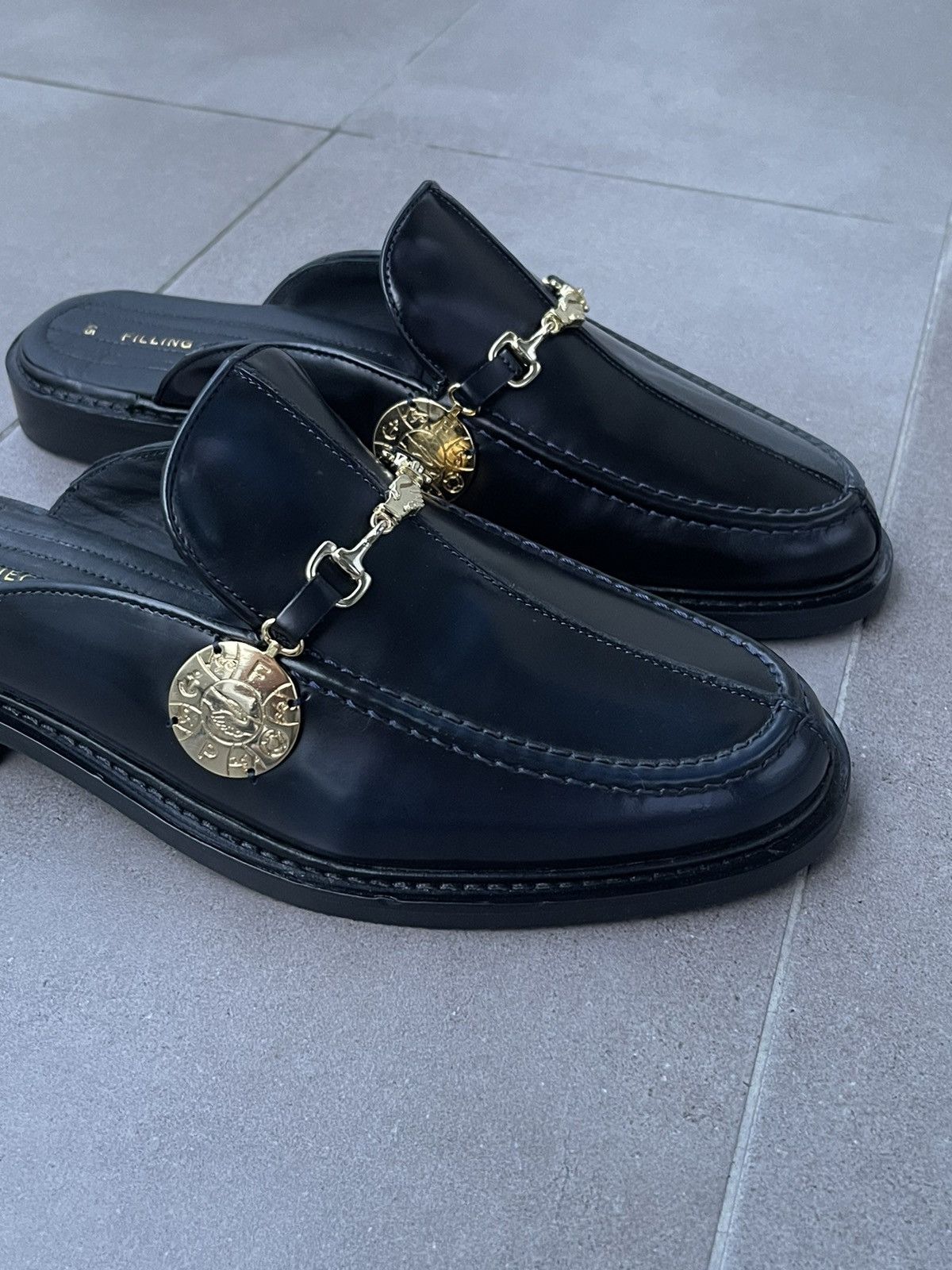 !DS! SS23 Filling Pieces Medal Black Mules