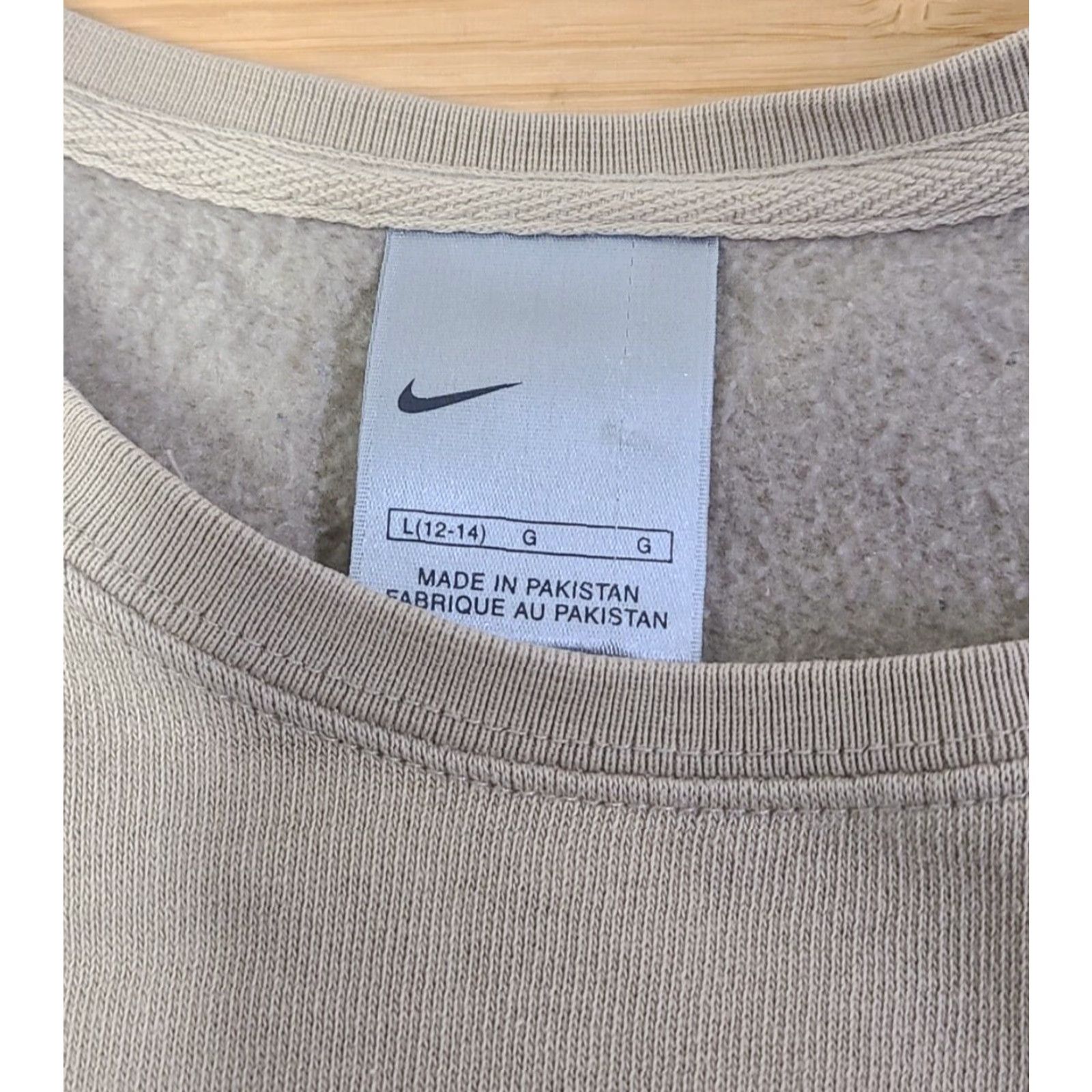 Nike VINTAGE Nike Sweatshirt Womens L Beige Khaki Logo Pullover Crew Neck Cropped Size L / US 10 / IT 46 - 4 Thumbnail