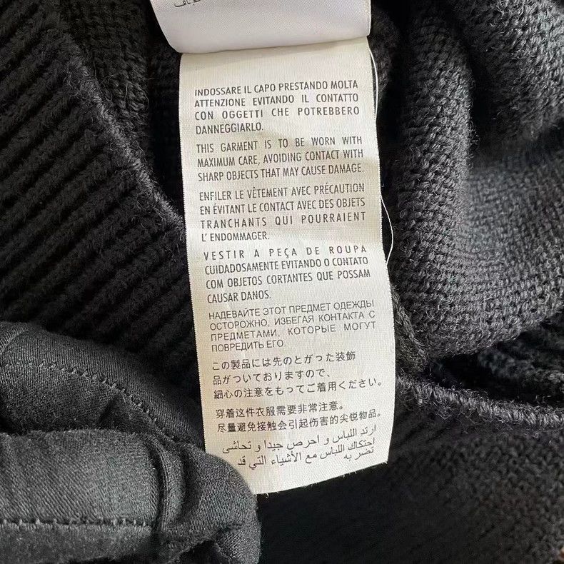 Gucci Gucci Little bee embroidered v-neck sweater 2502-Nextarrow Size US L / EU 52-54 / 3 - 8 Thumbnail