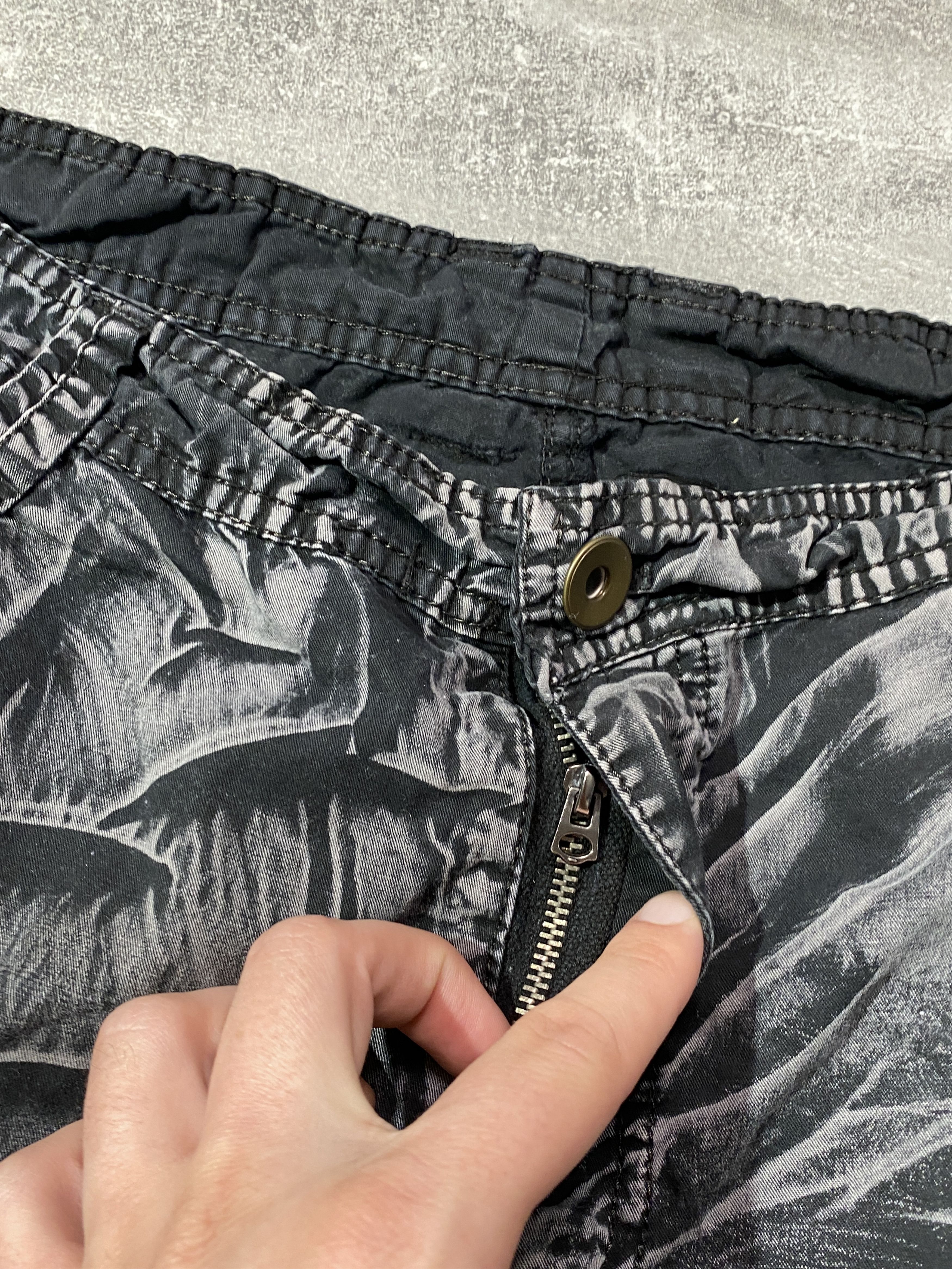 Japanese Brand Vintage Y2K Dark Washed Cargo Shorts Size US 32 / EU 48 - 6 Thumbnail
