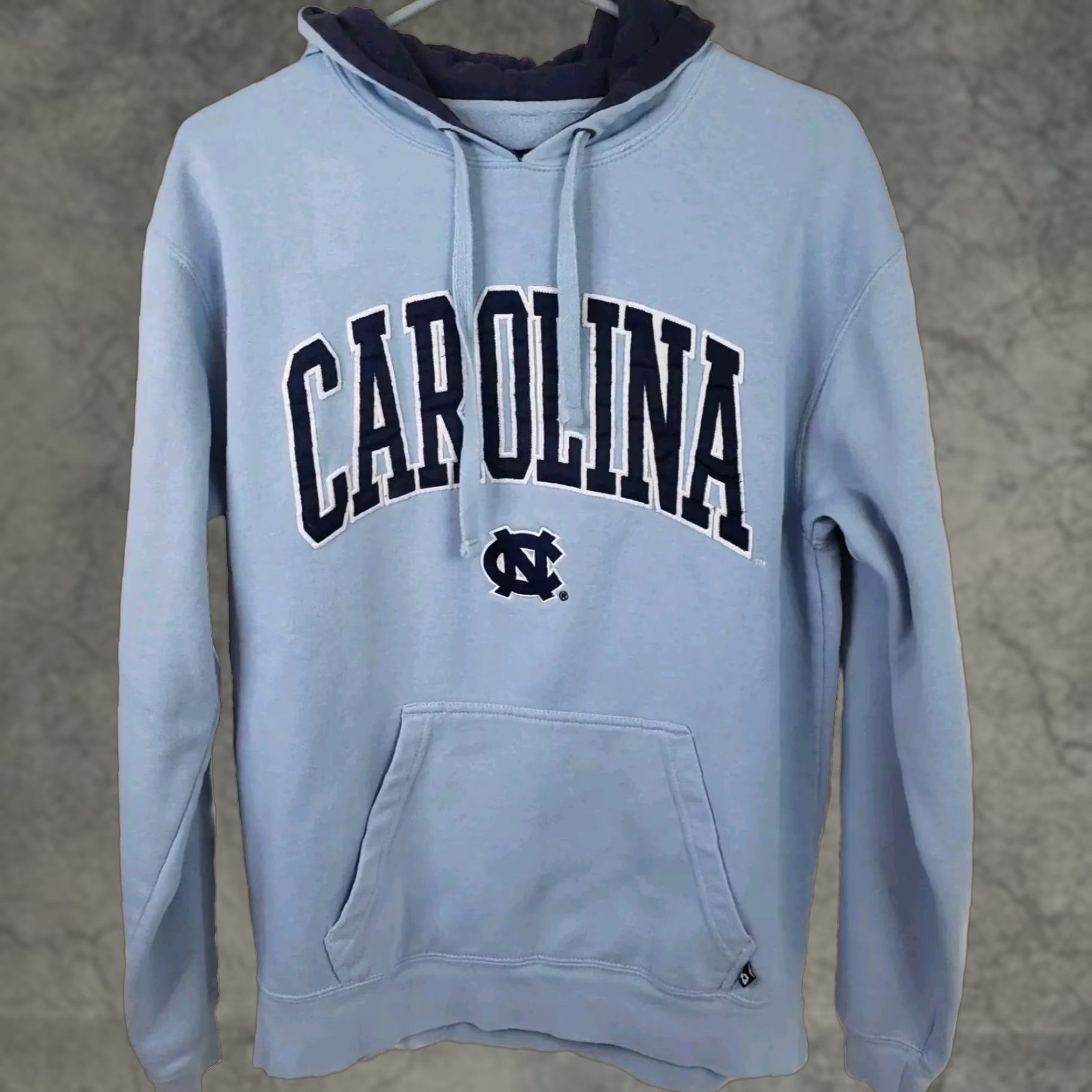Vintage J. America Men's M Pullover Hoodie Blue Long Sleeve Cotton NC Tar Heels Embroidered Logo College Sports Basketball Size US M / EU 48-50 / 2 - 1 Thumbnail