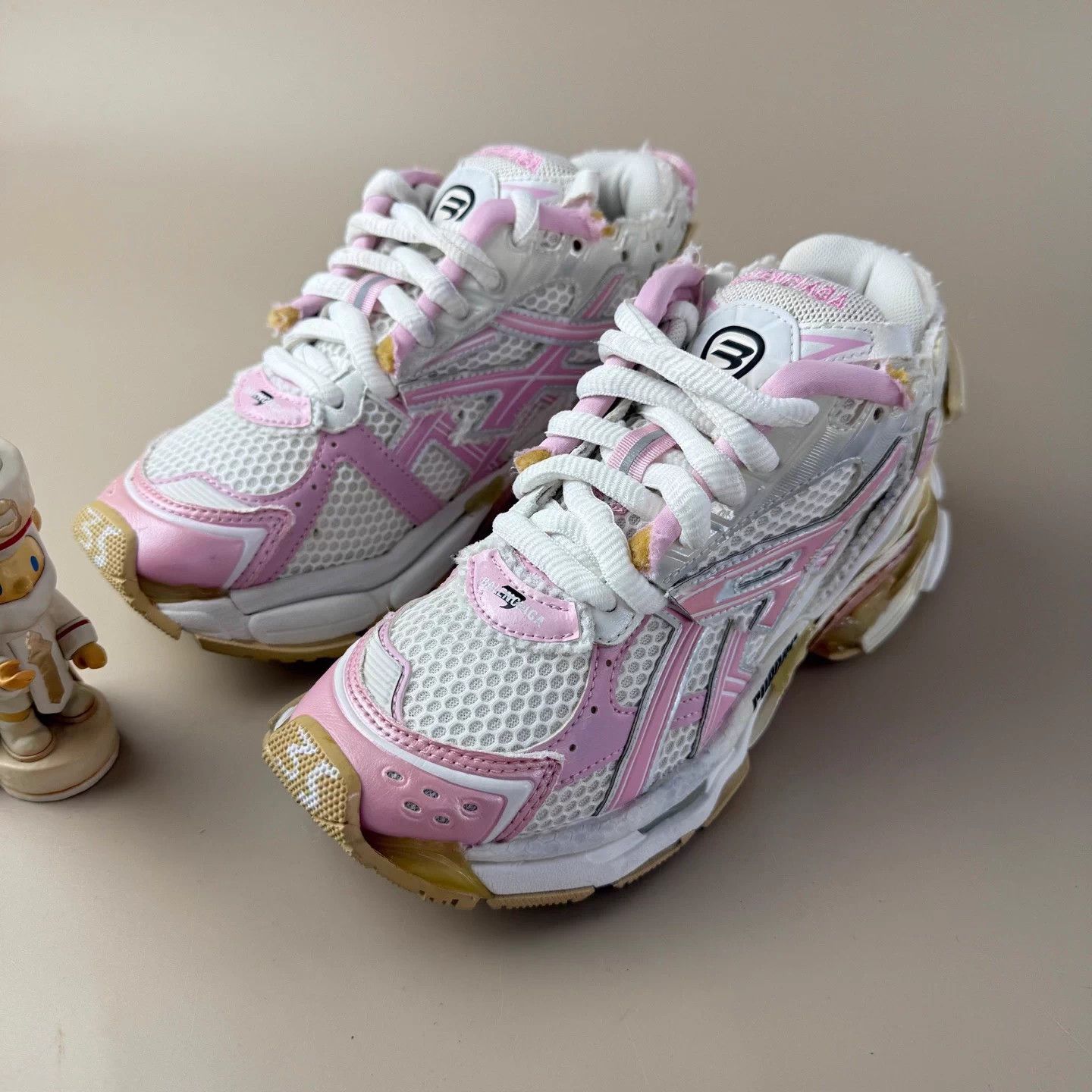 Balenciaga Balenciaga White Pink Runner Sneakers 35 99% New Size US 4 / IT 34 - 1 Thumbnail