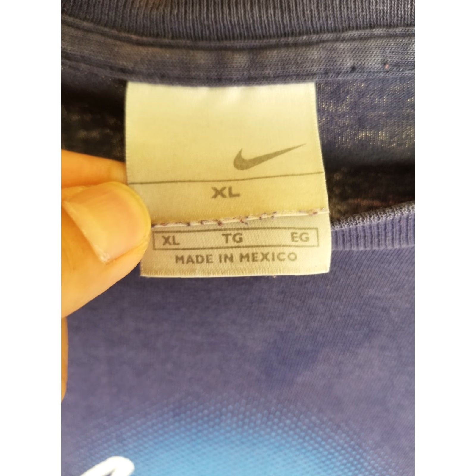 Nike VINTAGE NIKE CENTER SWOOSH SUN FADED NAVY COTTON T-SHIRT SZ XLARGE XL Men T-Shirt Navy Sun Faded Center Swoosh Nike Shirts Size US XL / EU 56 / 4 - 3 Thumbnail