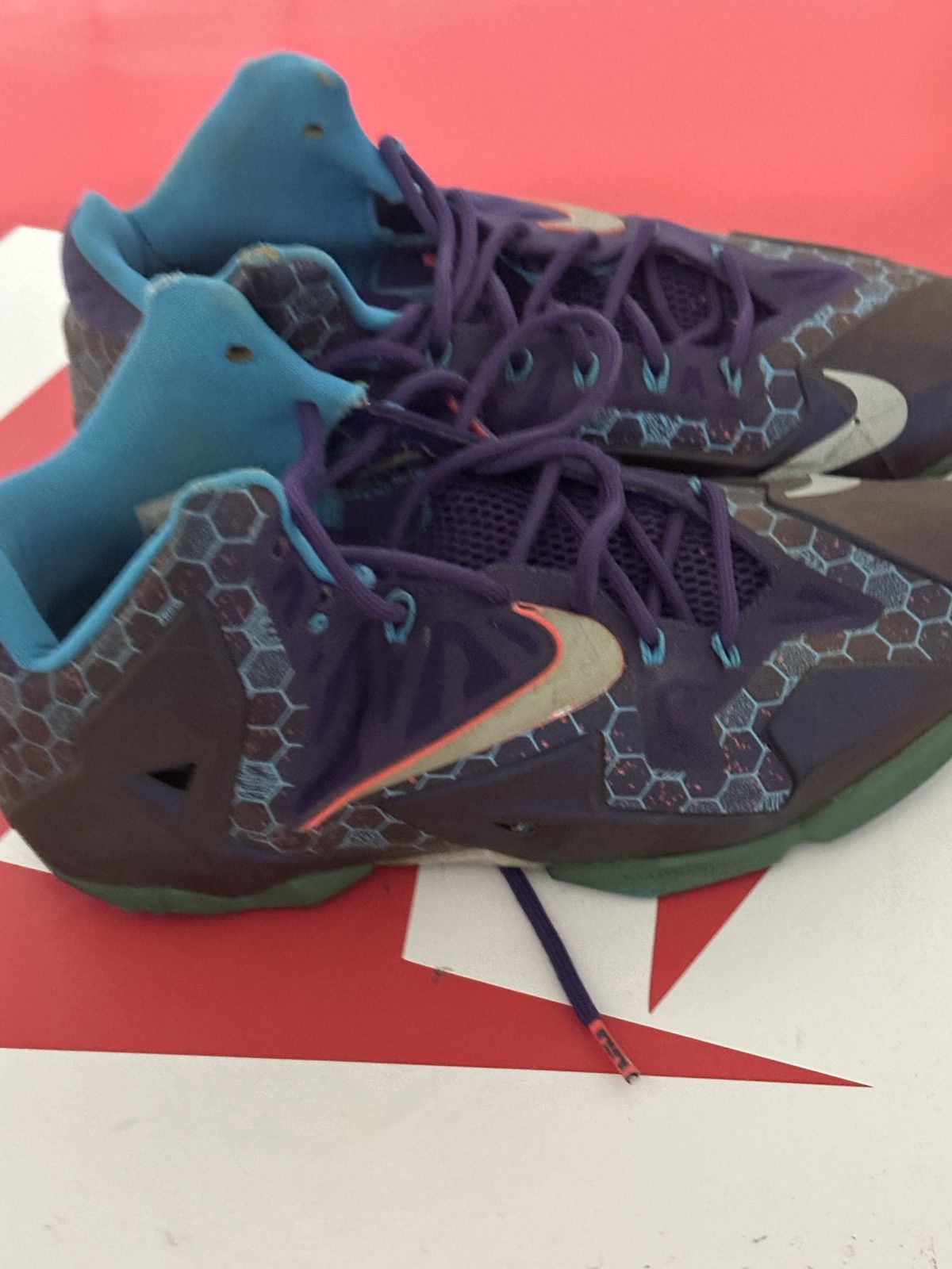 Nike Lebron 11 Hornet Size US 11 / EU 44 - 1 Thumbnail