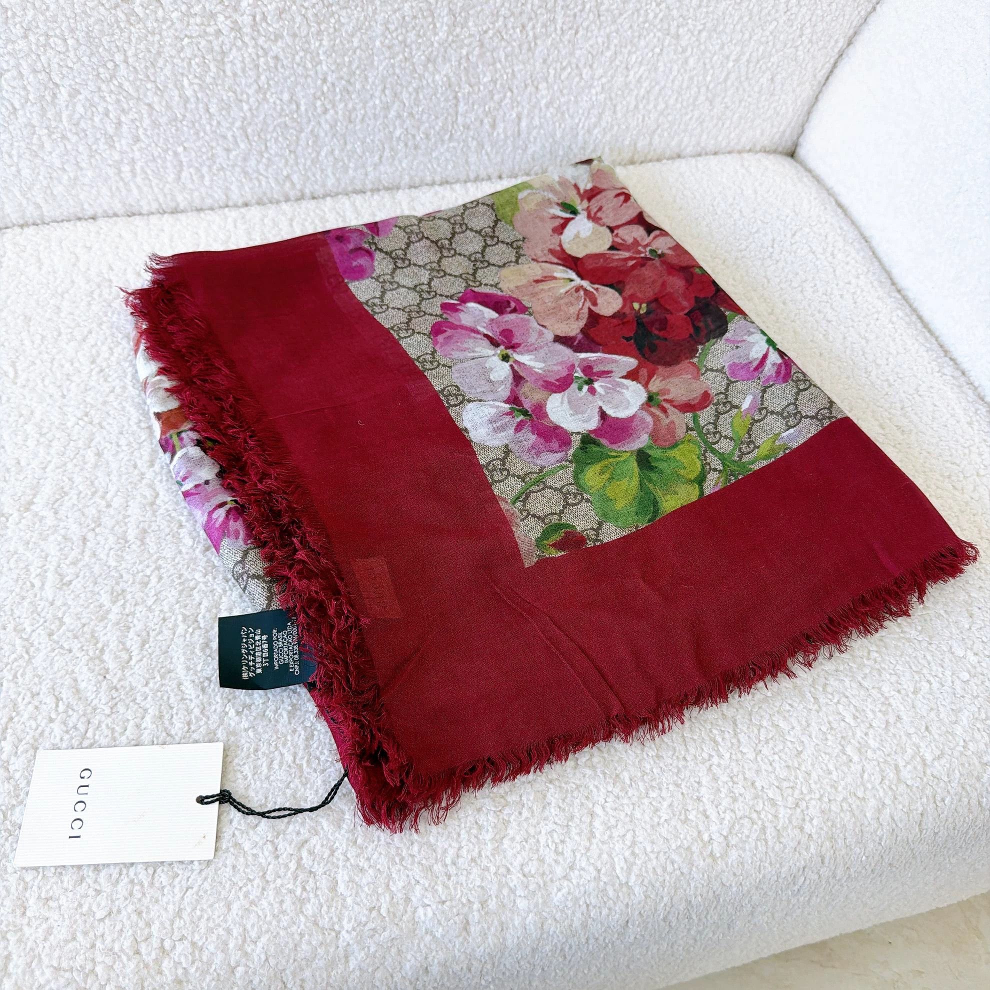 Gucci Gucci Floral Full Logo 140x140 Scarf New w/ Tags Size ONE SIZE - 1 Thumbnail