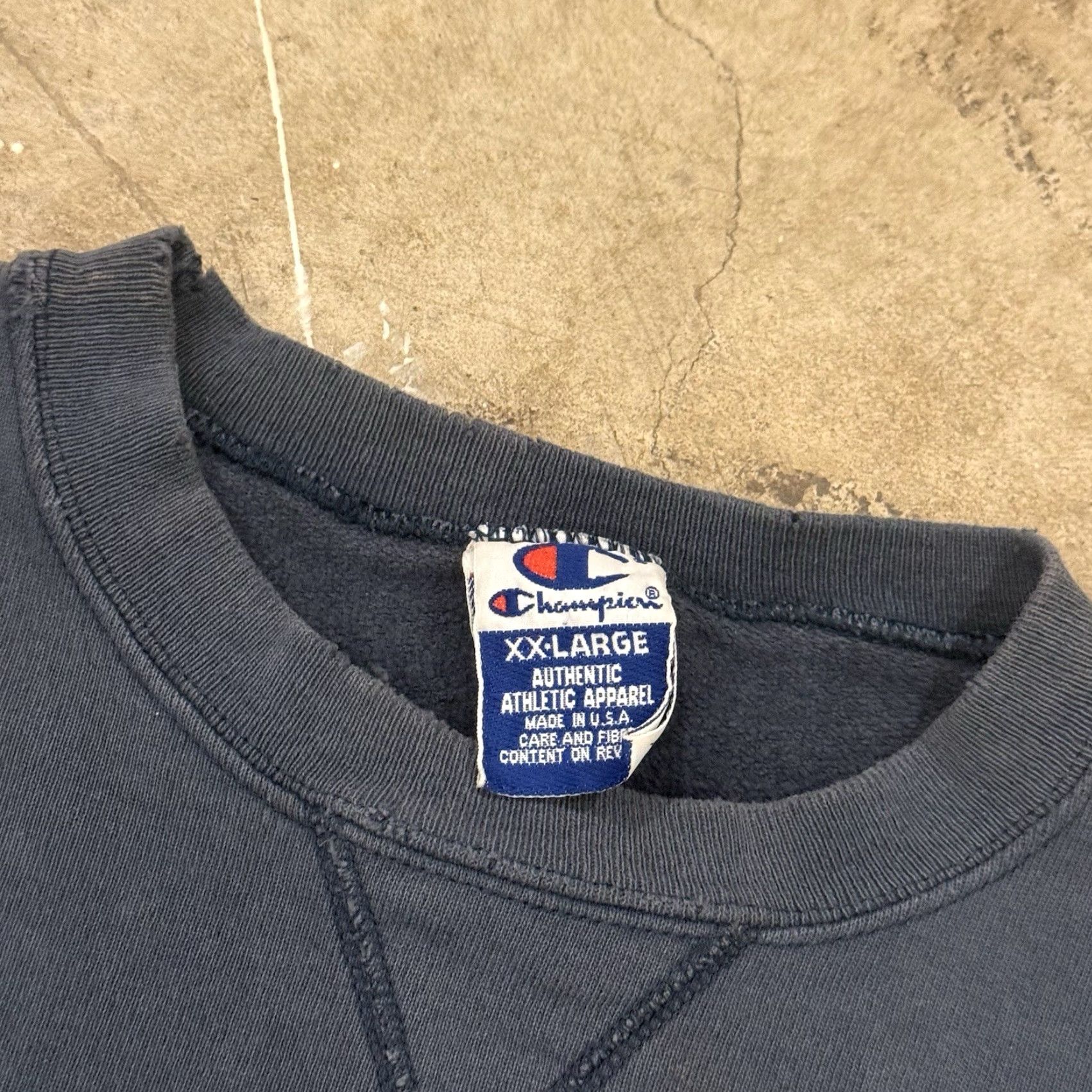 Champion VINTAGE Champion Sweatshirt Crewneck Blue Mens 2XL Thrashed Faded Pullover Sweatshirt Size US XXL / EU 58 / 5 - 4 Thumbnail
