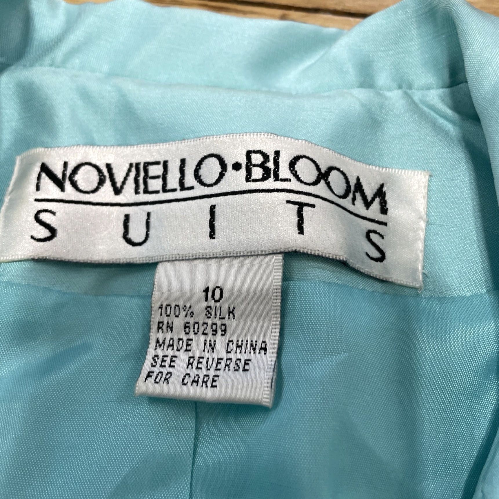 Neiman Marcus Noviello Bloom Suits Silk Jacket Women 10 Blue Blazer Three-Button Notch Lapel Three-Button Front Button Single-Breasted Bow Blazer Size L / US 10 / IT 46 - 5 Thumbnail