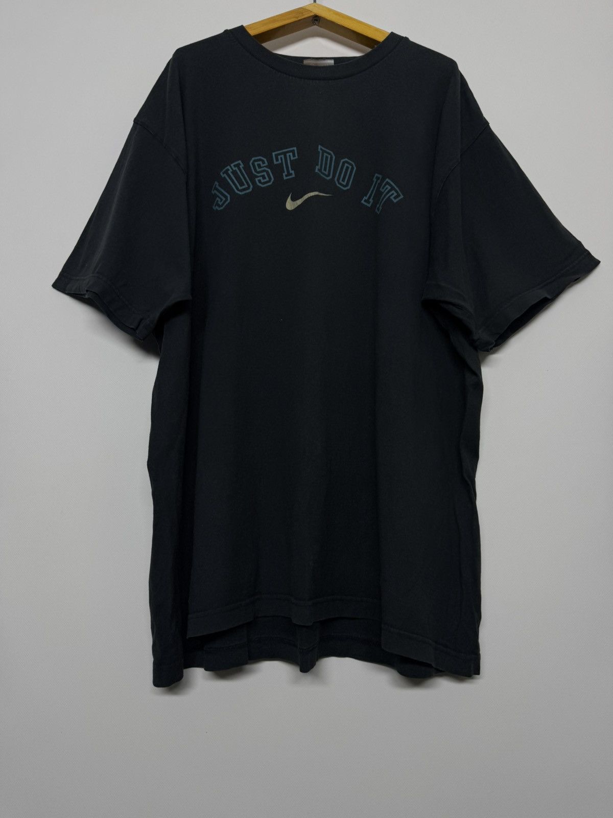 Nike Vintage Nike Center Swoosh T Shirt Tee Big Logo Spellout Y2K Size US XL / EU 56 / 4 - 7 Thumbnail