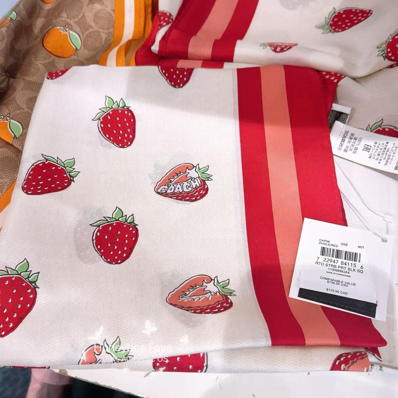 【Coach 】レトロなイチゴ柄 シルク スクエアスカーフ  CAP58 Coach NWT Coach Retro Strawberry Print Silk Square Scarf