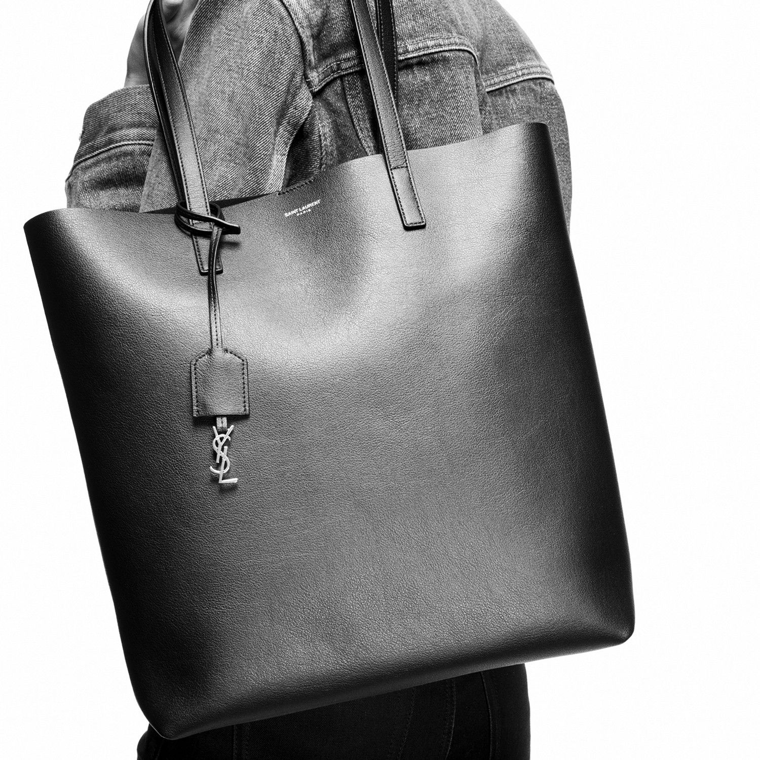 Saint Laurent Paris o1b1hav110125 Size: OS / Shopping Shoulder Bag in Black Size ONE SIZE - 1 Thumbnail