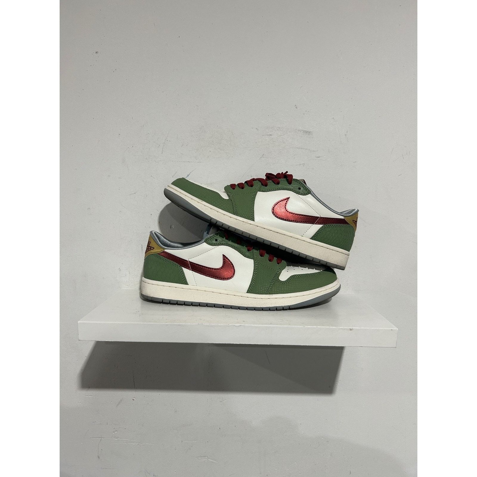 Nike JORDAN 1 RETRO LOW YEAR OF THE DRAGON SIZE 11.5 PREOWNED Size US 11.5 / EU 44-45 - 1 Thumbnail