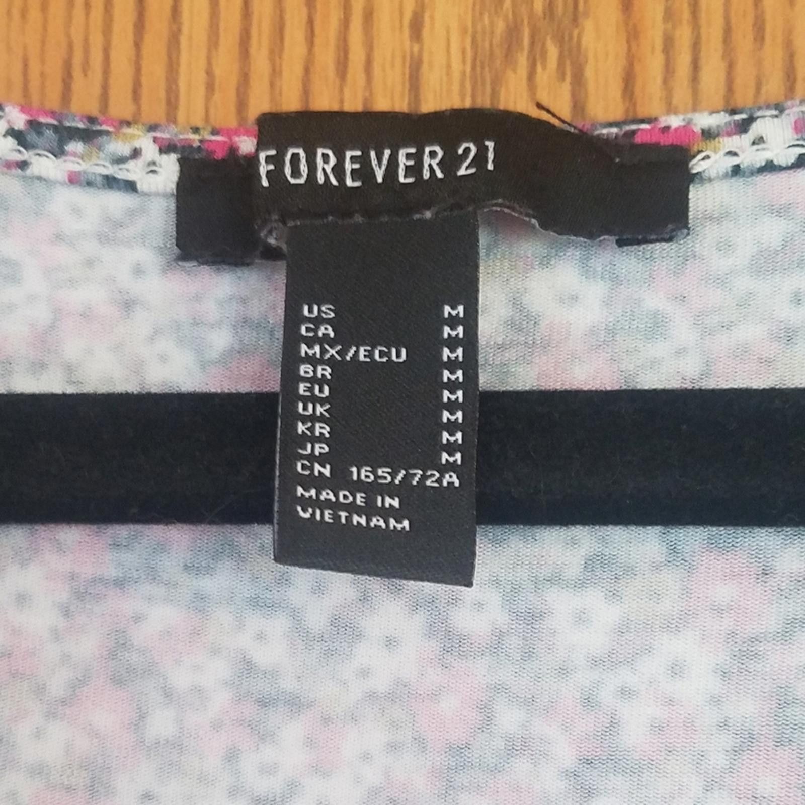 Forever 21 Forever 21 Floral V-Neck Romper Size Medium Size 32" / US 10 / IT 46 - 3 Thumbnail
