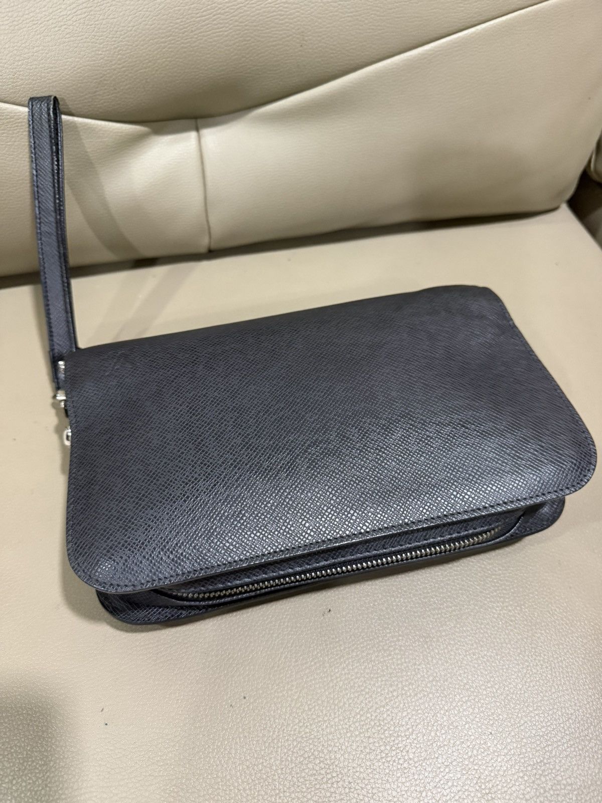 Louis Vuitton Authentic Louis Vuitton Taiga Black Clutch Size ONE SIZE - 3 Thumbnail