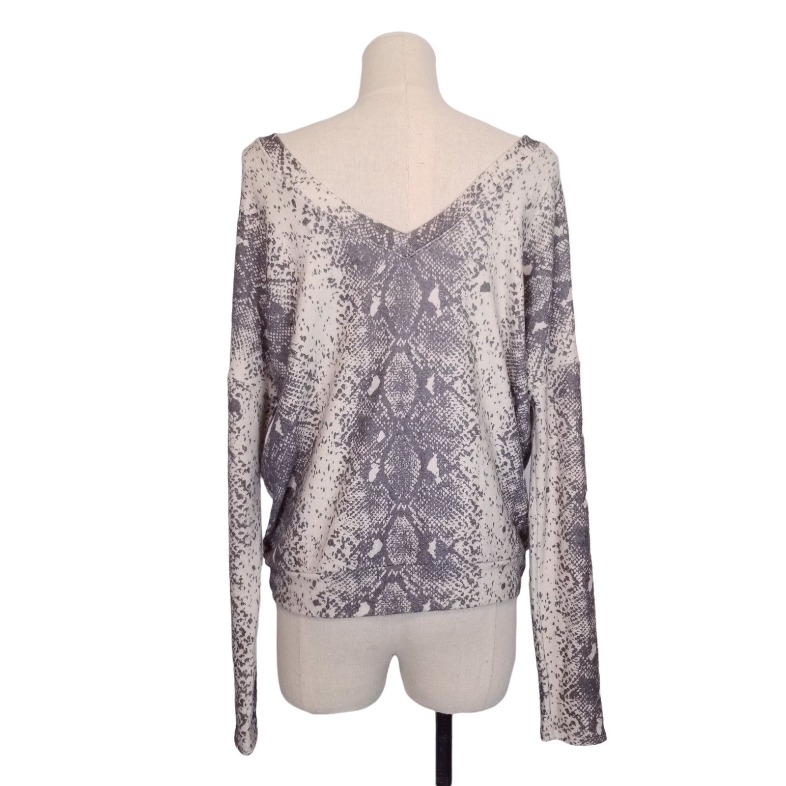Wildfox Wildfox "Daphne" V-Neck Pullover Sweater Gray Python Print M Size M / US 6-8 / IT 42-44 - 4 Thumbnail