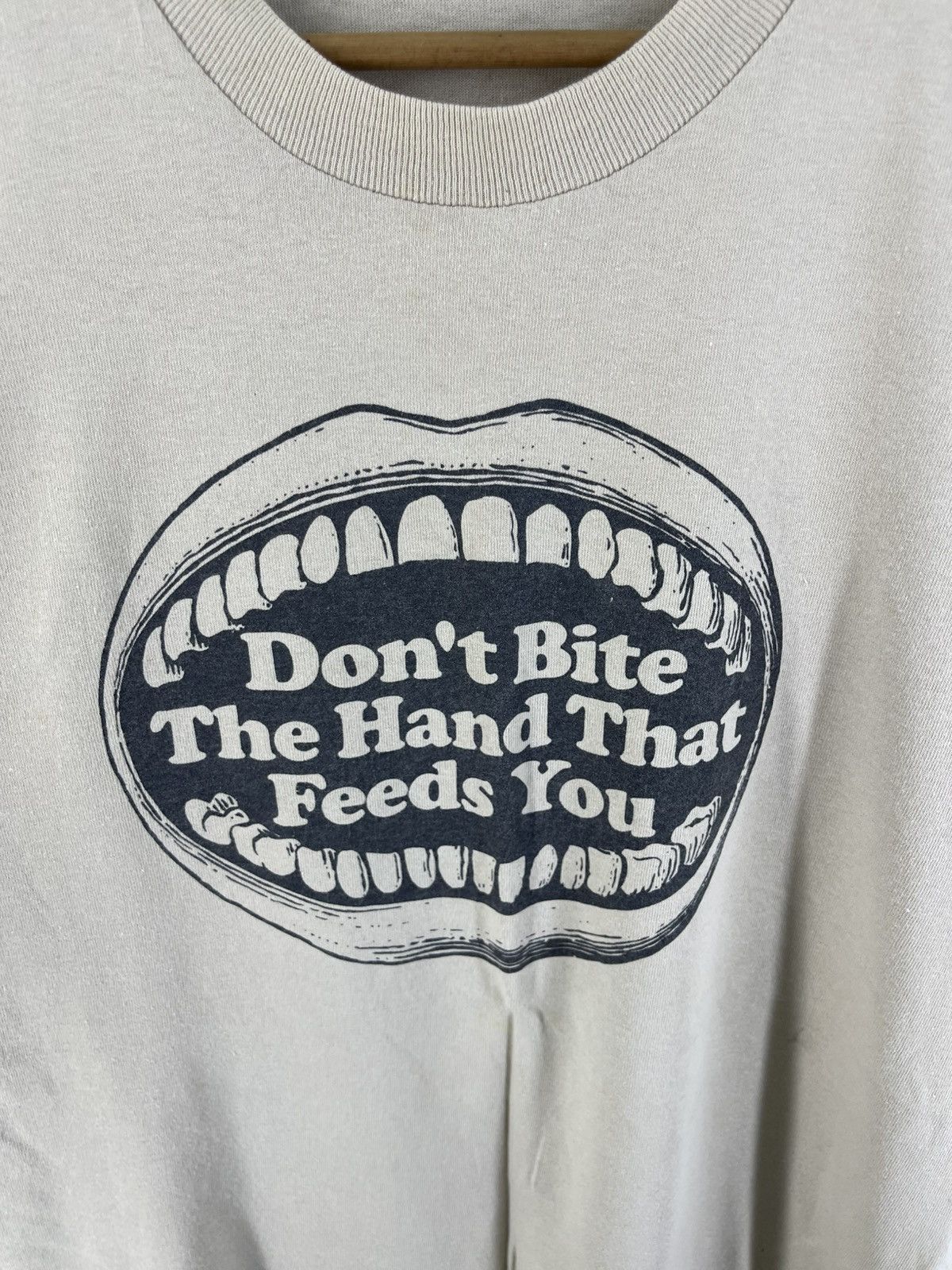 Supreme Supreme Don't Bite The Hand That Feeds You Tee from 2003 Size US L / EU 52-54 / 3 - 4 Thumbnail
