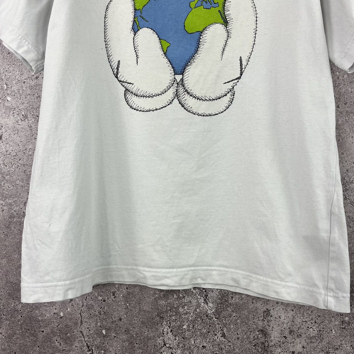 Kaws × Uniqlo Uniqlo x Kaws T-Shirt Planet Earth Big Logo Y2K Size M Size US M / EU 48-50 / 2 - 4 Thumbnail