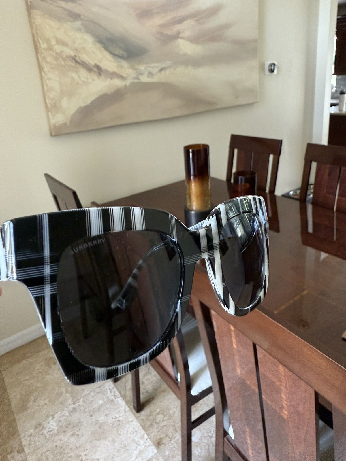 Burberry Burberry Sungless Size ONE SIZE - 2 Thumbnail
