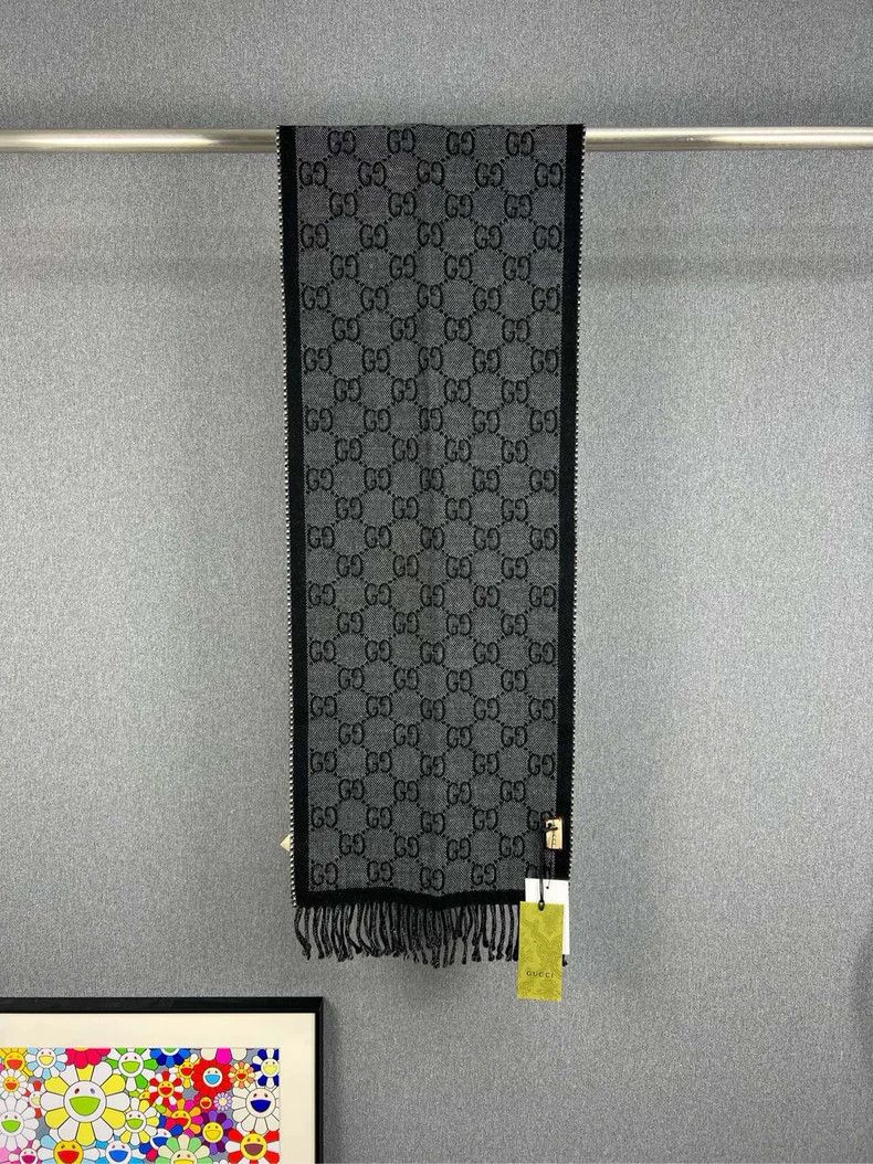 Gucci Gucci Logo Scarf in New Condition - dmc Size ONE SIZE - 1 Thumbnail