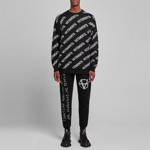 Vetements o1g2r1mq0824 All Over Logo Crew Neck Jumper in Black White Size US M / EU 48-50 / 2 - 5 Thumbnail