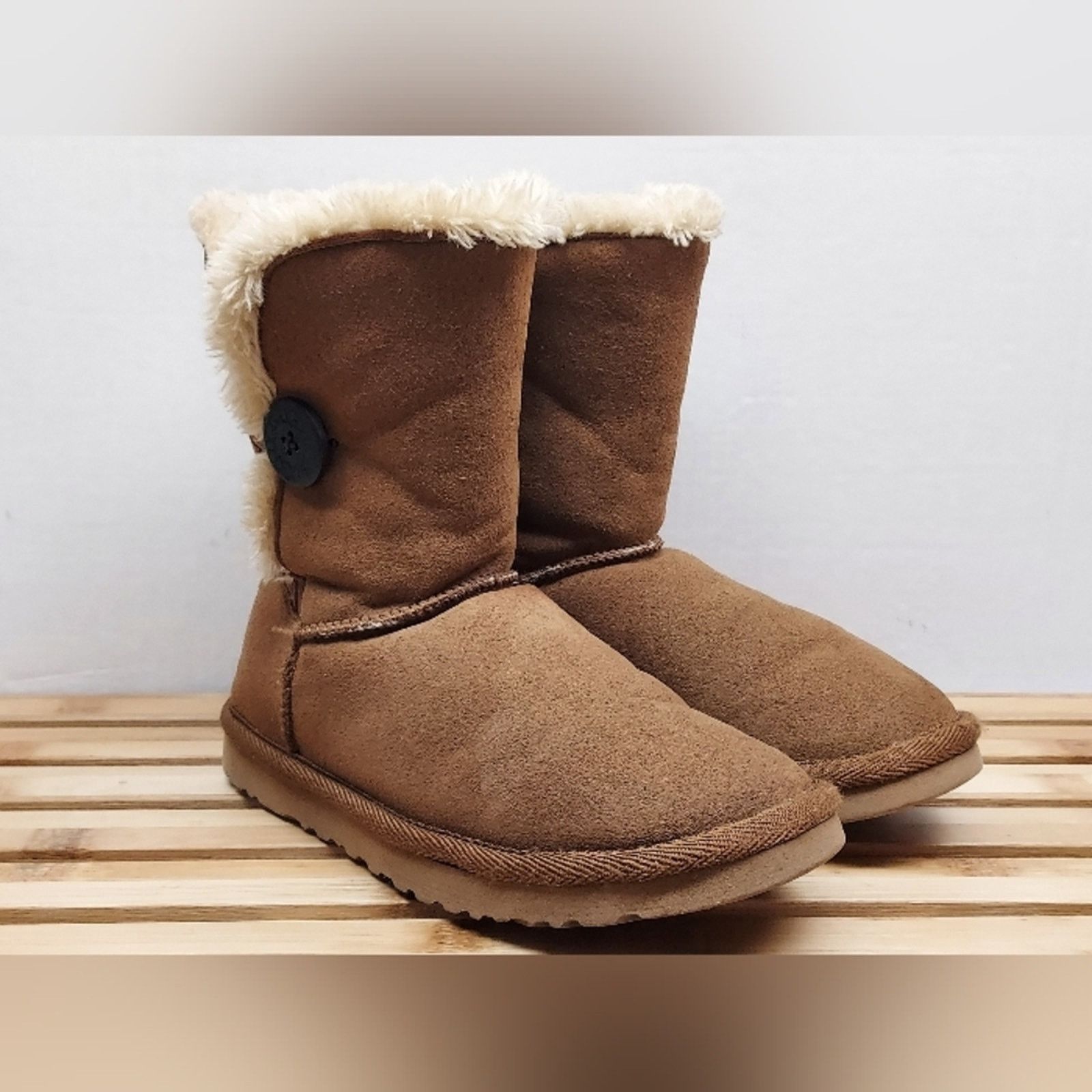 UGG Womens Chestnut Bailey Button Winter Boots Size 6