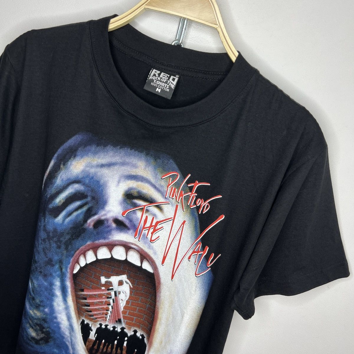 Band Tees 90s Faded Black Pink Floyd The Wall Graphic Shirlt Size US M / EU 48-50 / 2 - 5 Thumbnail