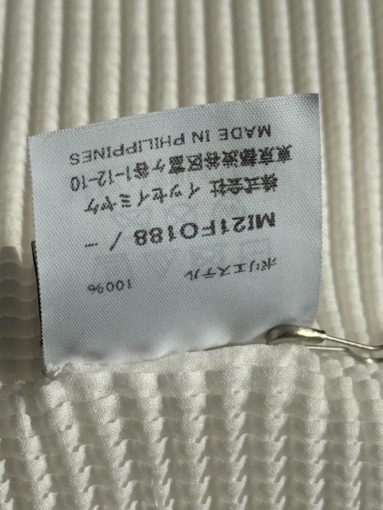 Issey Miyake Issey Miyake size:one size A white horizontal striped card Size XS / US 0-2 / IT 36-38 - 4 Thumbnail