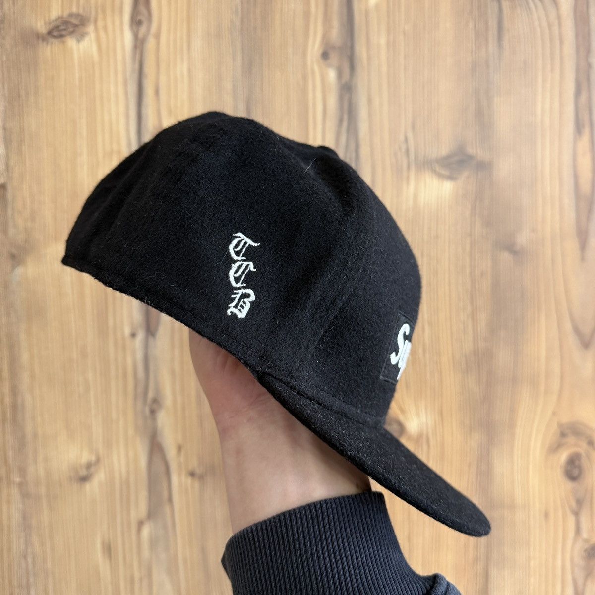 Supreme Supreme New Era Logo Hat Fitted Cap 7 1/4 Size 28 - 4 Thumbnail
