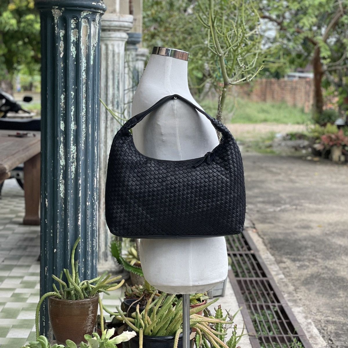 Leather Black Leather Woven Shoulder Bag Like Bottega Vaneta Size ONE SIZE - 1 Thumbnail