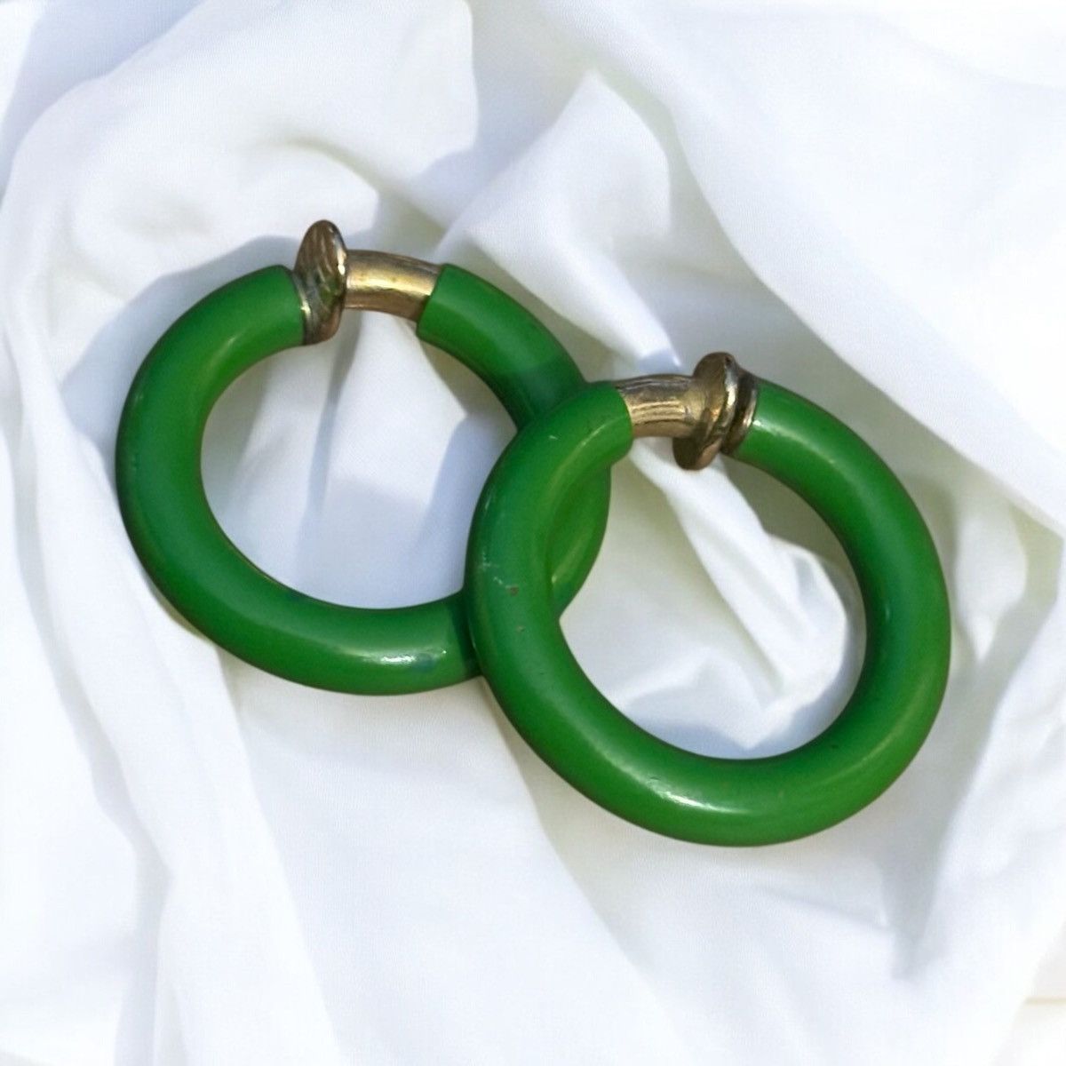 Vintage Vintage 60’s green enamel clip on hoop earrings Size ONE SIZE - 1 Thumbnail