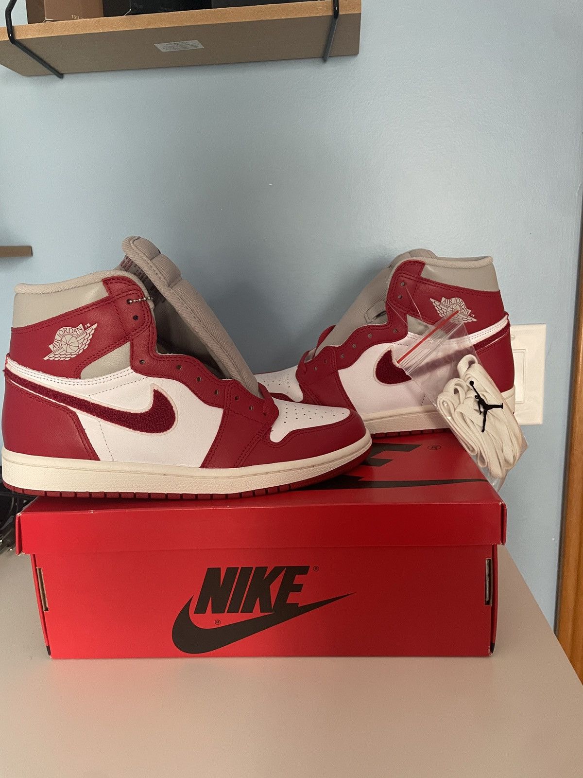 Jordan Brand Jordan 1 high varsity red size 9.5W Size US 9.5 / IT 39.5 - 2 Thumbnail