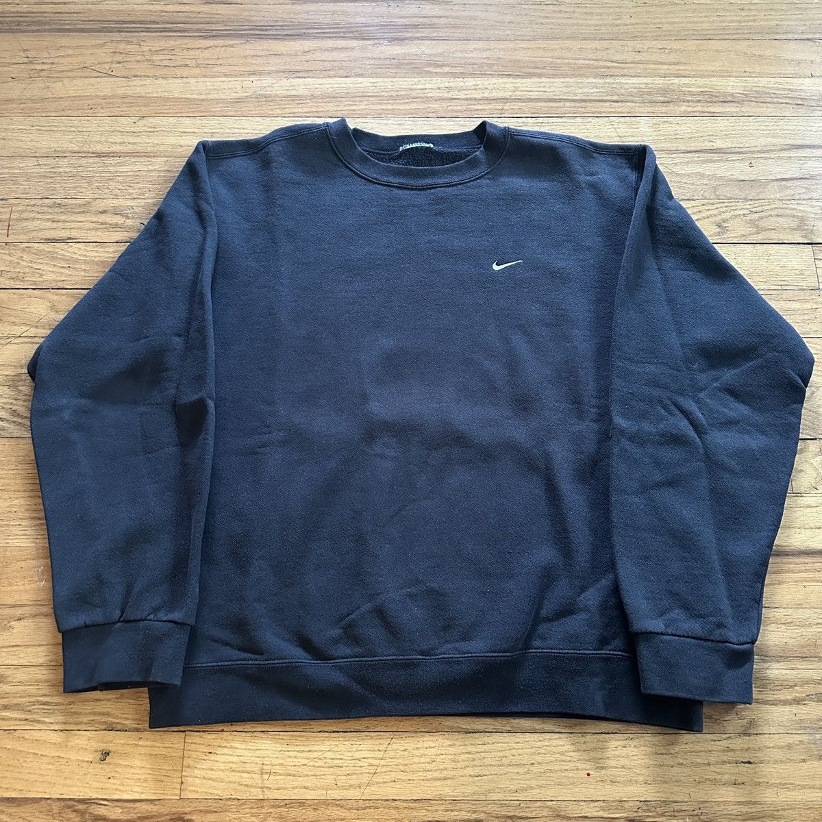 Nike Vintage 90s Nike Swoosh Faded Black Crewneck Sweatshirt Size US L / EU 52-54 / 3 - 2 Thumbnail