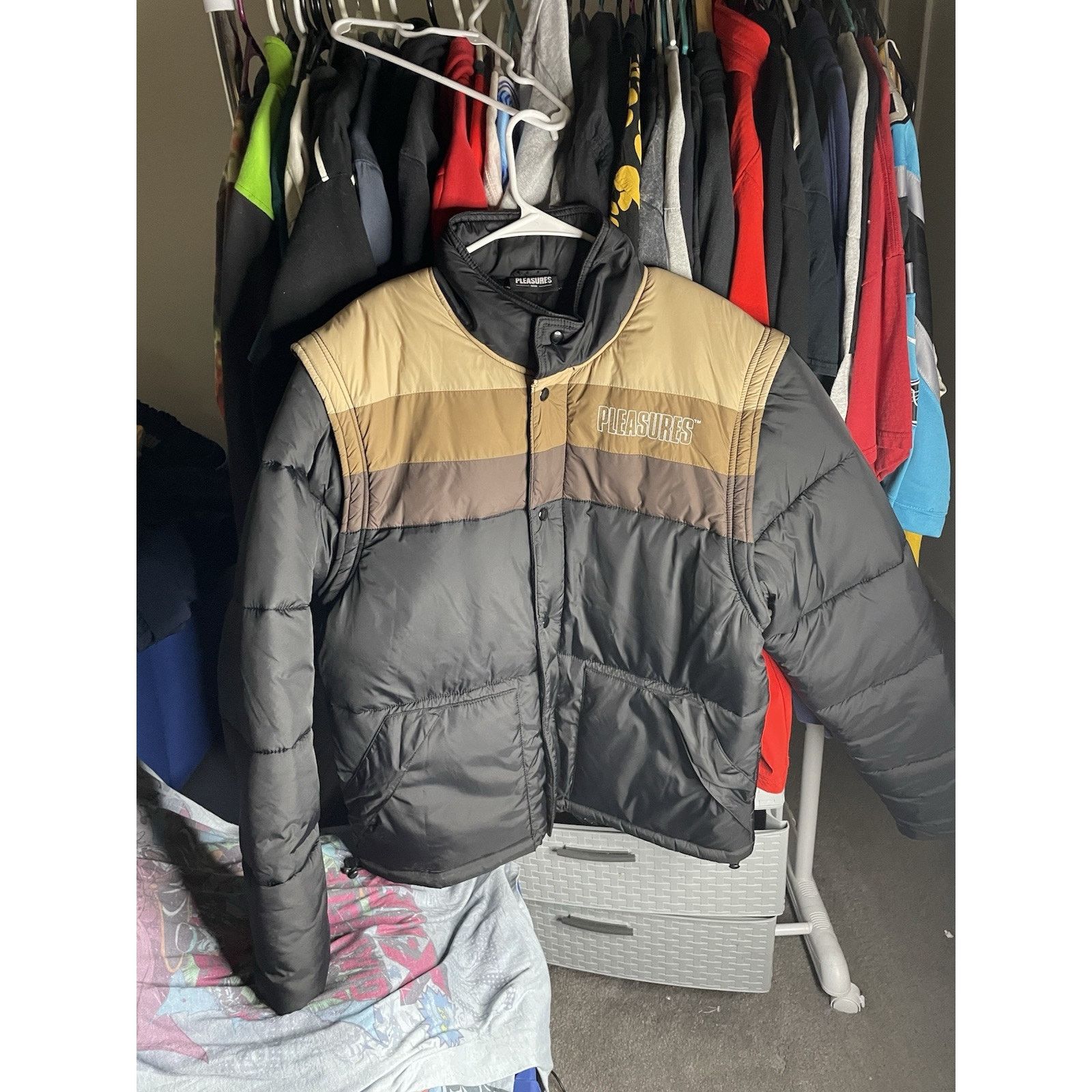 Pleasures Size XL- PLEASURES Men’s Call Me Convertible Puffer Jacket Size US XL / EU 56 / 4 - 1 Thumbnail