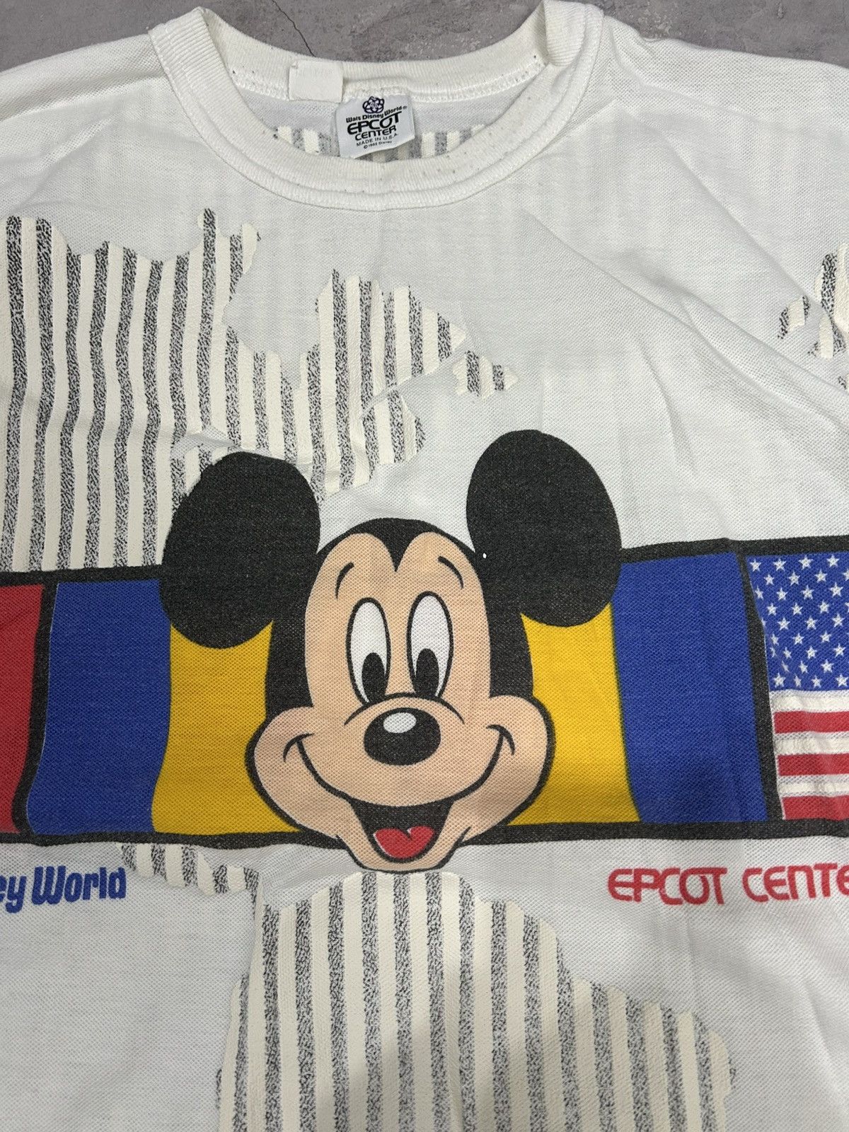 Disney Vintage 1982 Walt Disney World Epcot Center Flag T-shirt Size US XL / EU 56 / 4 - 6 Thumbnail
