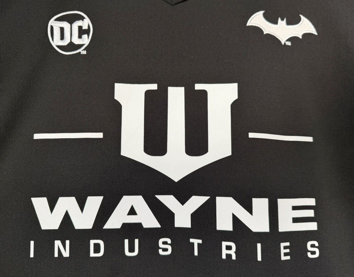 DC Comics BOX LUNCH BATMAN WAYNE INDUSTRIES SOCCER JERSEY DC COMICS L Size US L / EU 52-54 / 3 - 5 Thumbnail