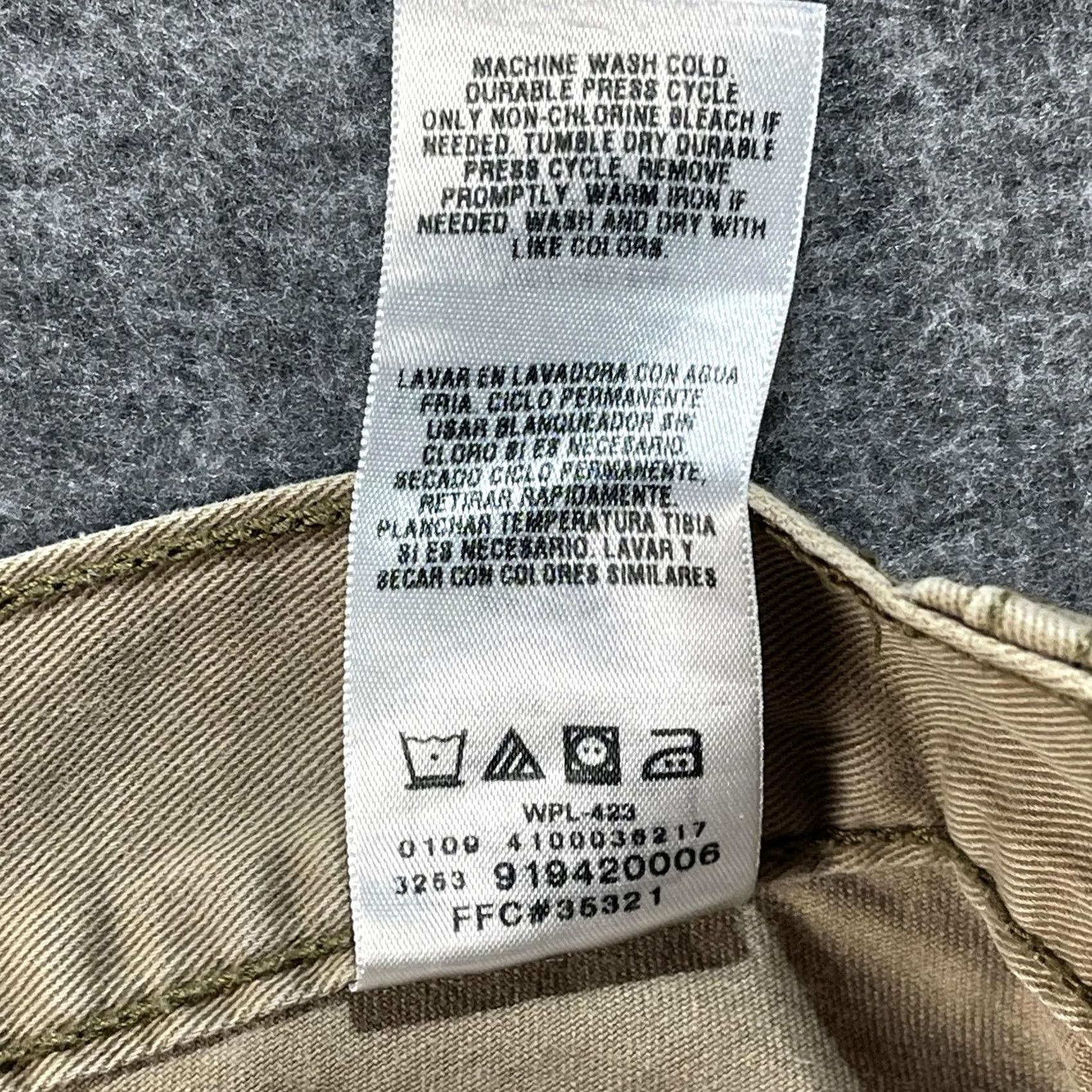 Levi's VINTAGE Levi's Signature Cargo Shorts Mens 29 Khaki Cotton Multi Pocket Cargo 29 Beige 100% Cotton Casual Mens Size US 29 - 5 Thumbnail