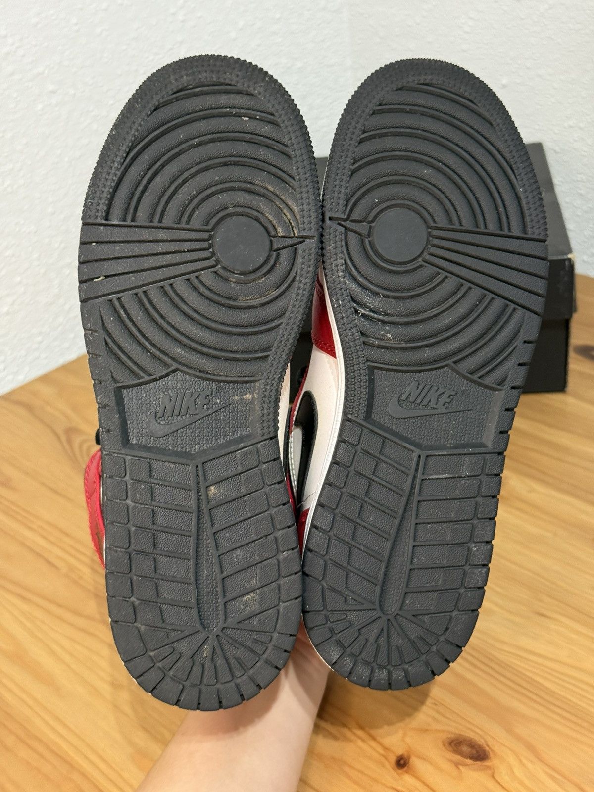 Jordan Brand × Nike Nike Air Jordan 1 Mid Chicago Black Toe size 5Y Women’s 7 Size US 7 / IT 37 - 5 Thumbnail