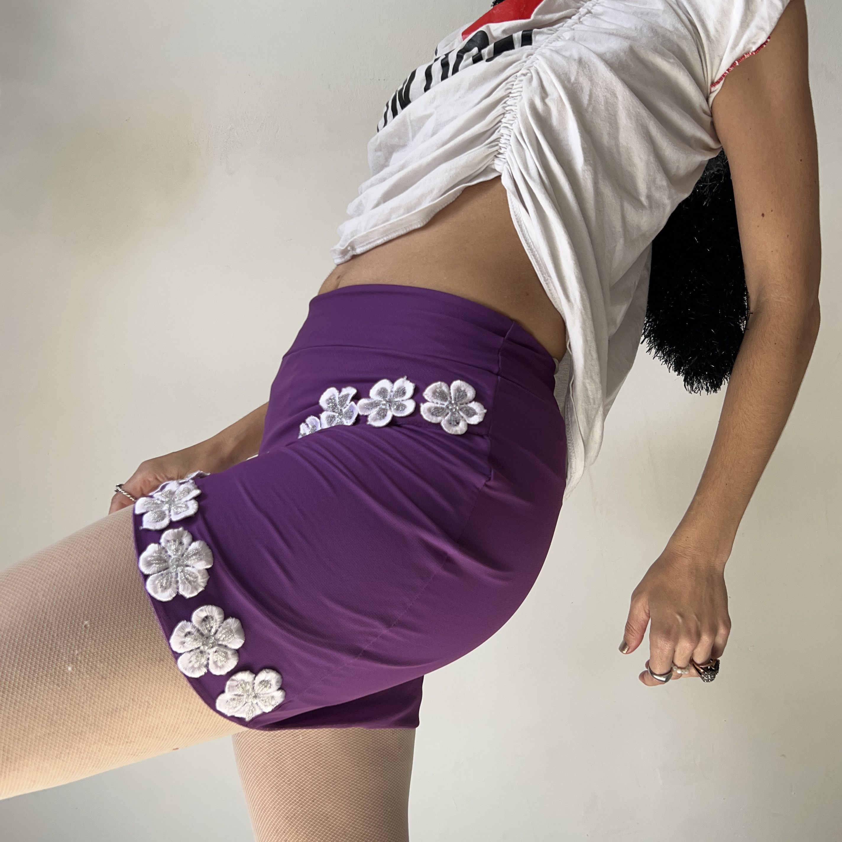 Vintage Vintage Y2K Purple Wrap Mini Skirt with Floral Appliqué Size 27" / US 4 / IT 40 - 5 Thumbnail
